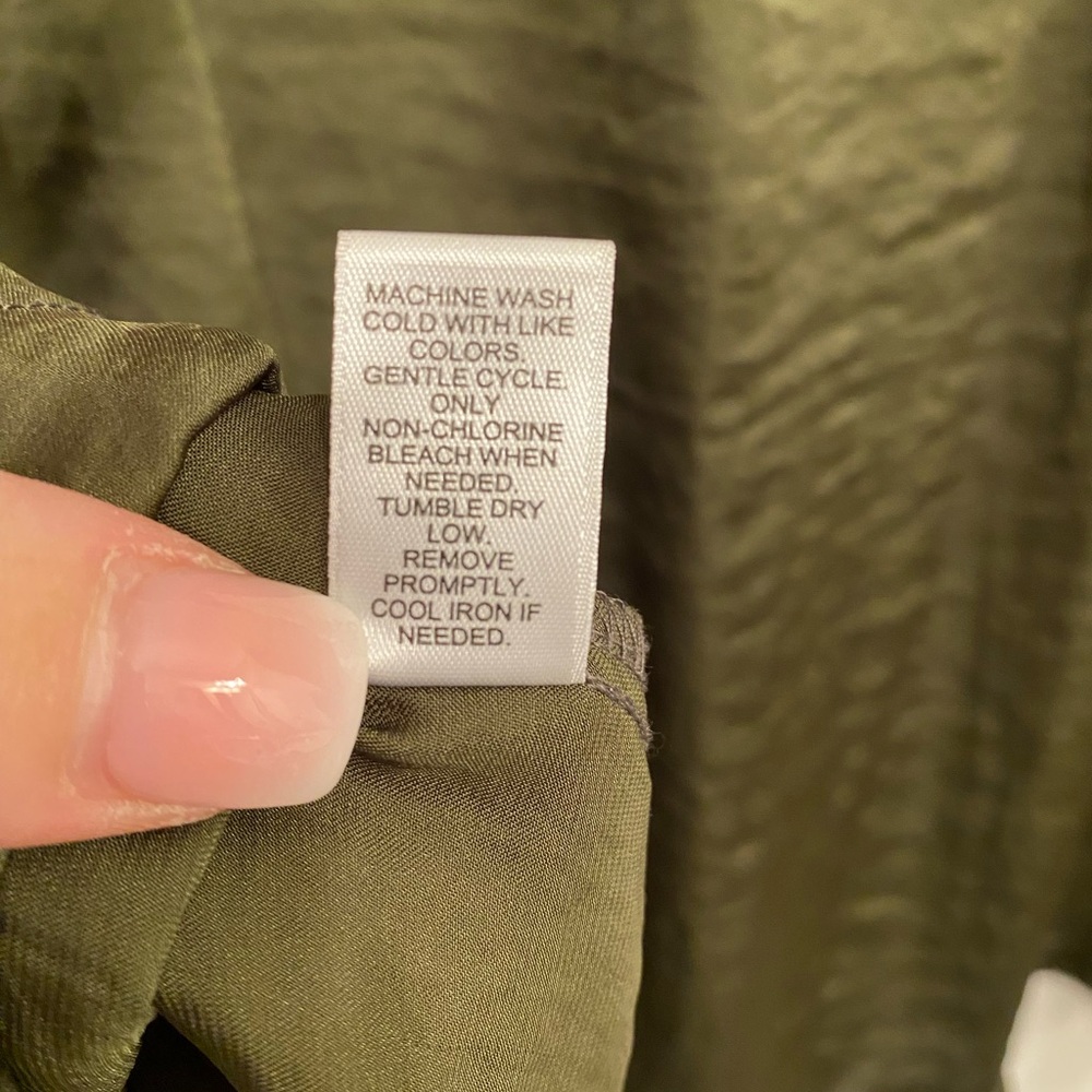EUC Cato 22/24 Button down Hi-Lo Top Satin Drawstring - Picture 7 of 7